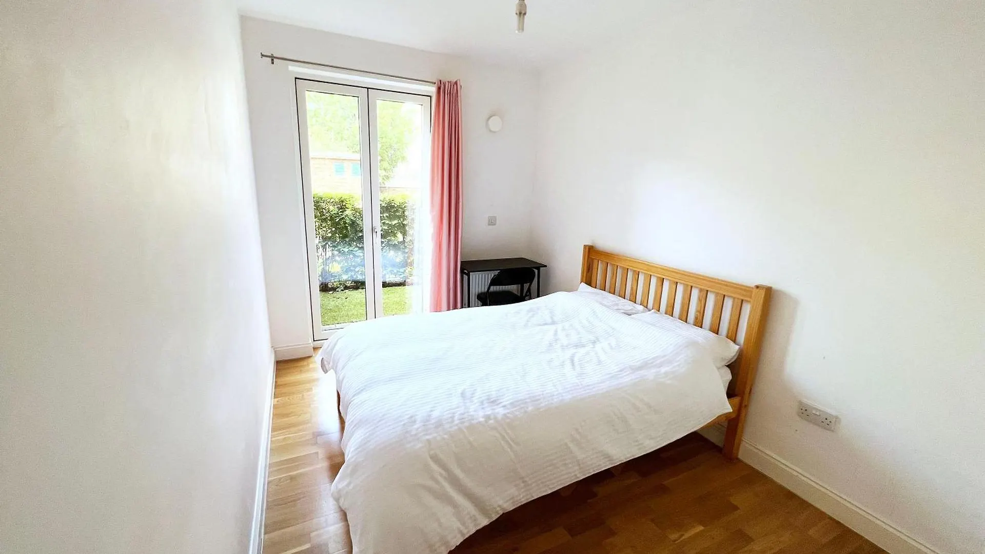 Bedroom 1, Queens Road location